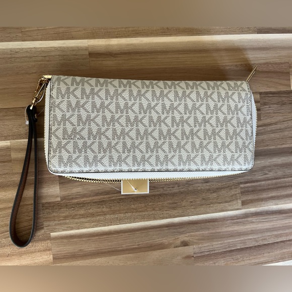Michael Kors Wallet - Picture 2 of 3